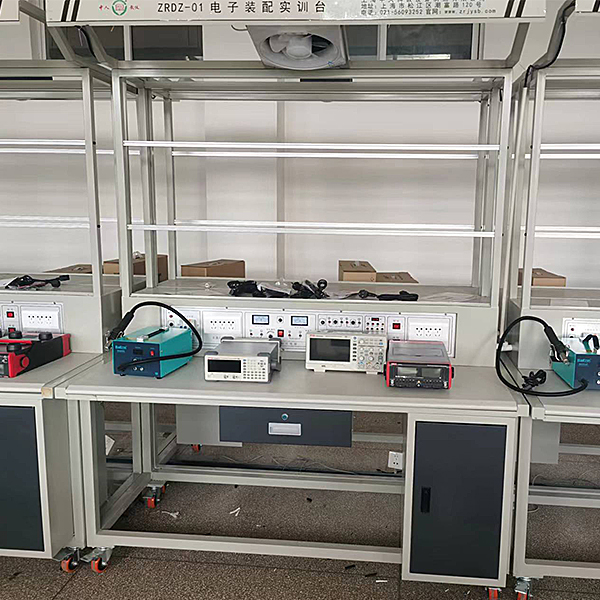 电子焊接装配实训台(图1) 电子焊接装配实训台,电工技能一体化实验装置